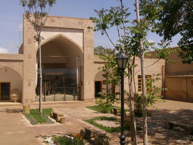 مدرسه تاریخی نجومیه گناباد: شکوه معماری ایرانی در قلب خراسان