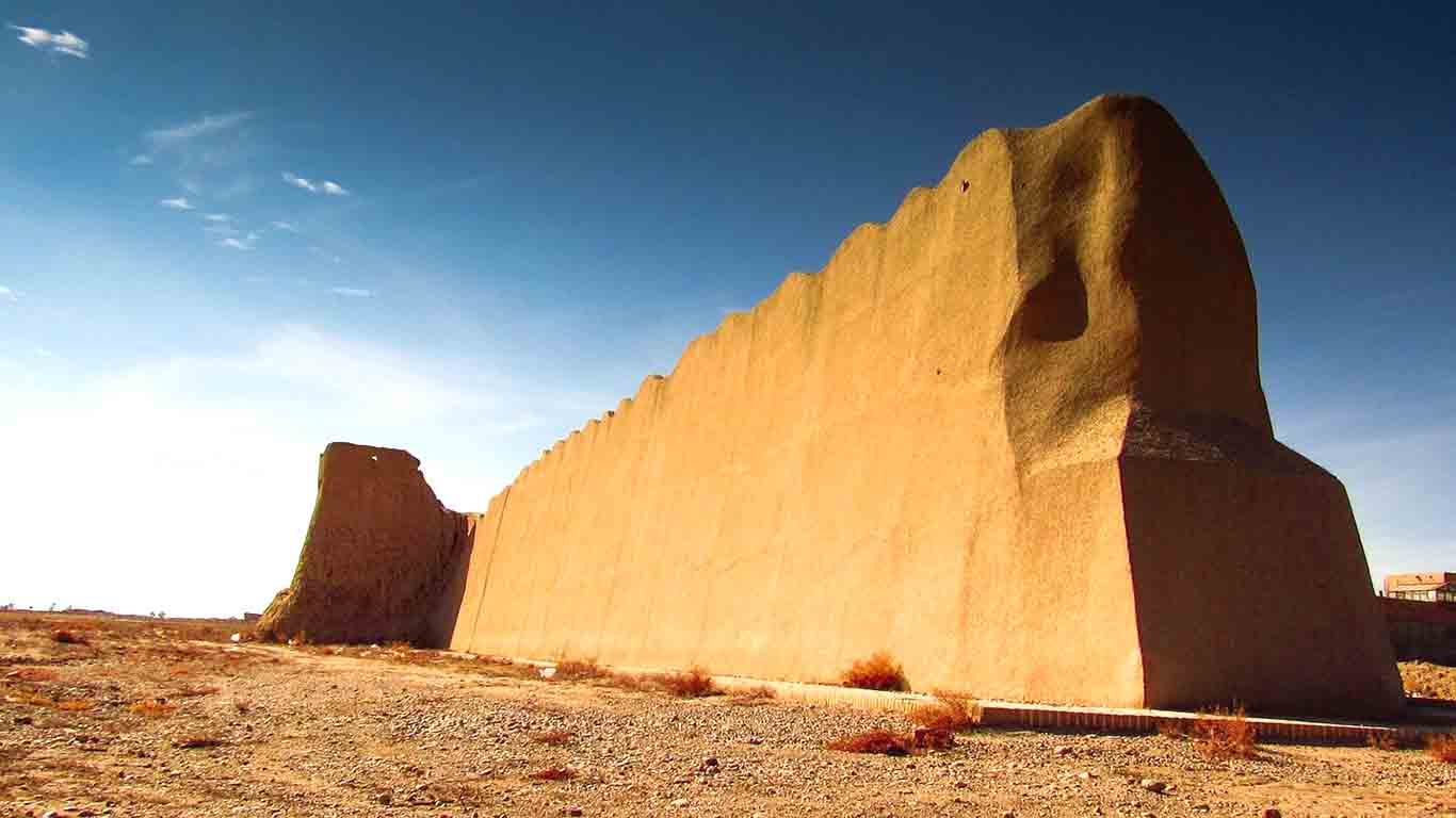 نمای باروی تاریخی دامغان و برج خشتی باره نادری