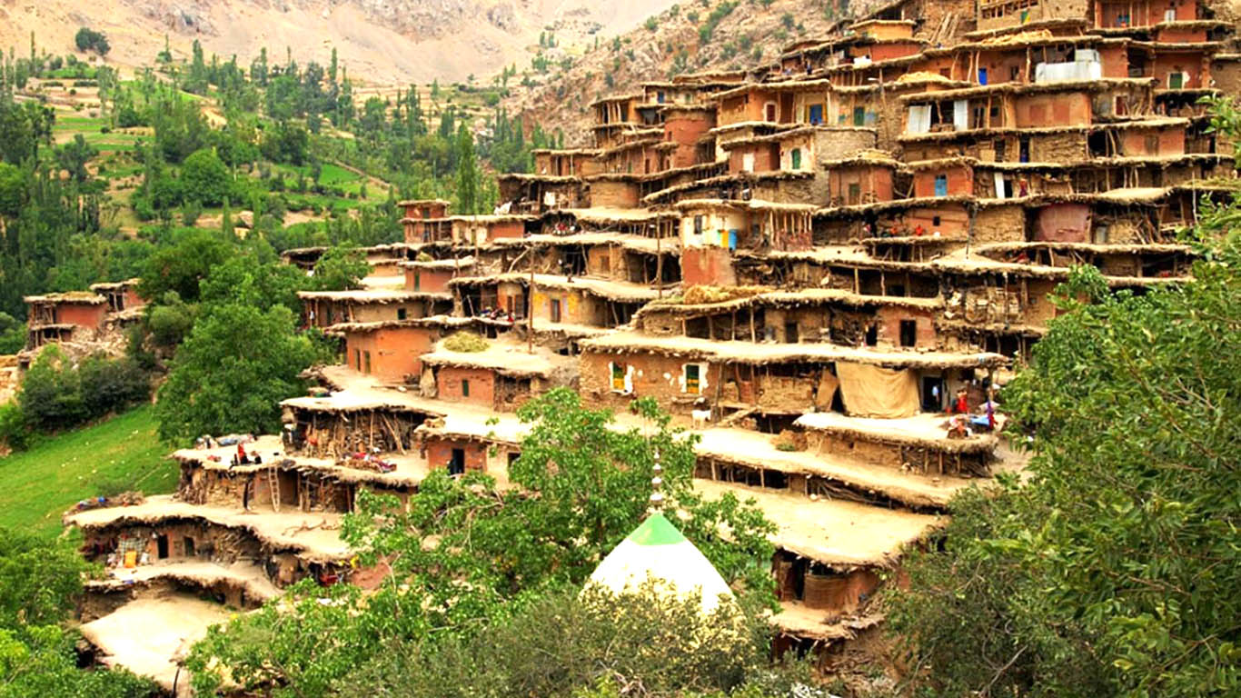 روستای سر آقا سید کوهرنگ با معماری پلکانی در دامنه زاگرس