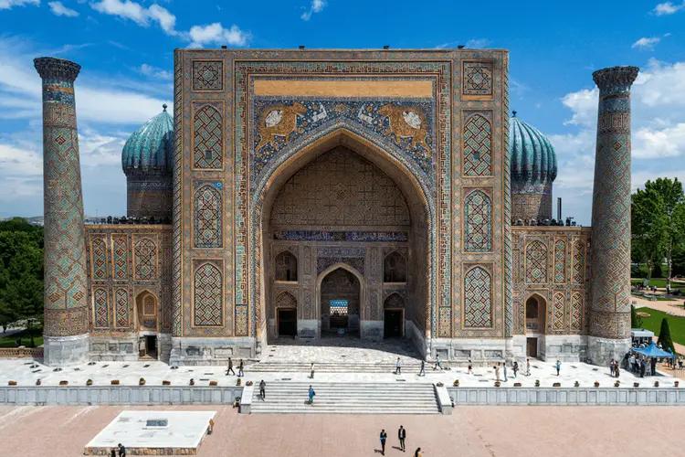 نمایی از مدرسه شیردار در میدان ریگستان شهر سمرقند