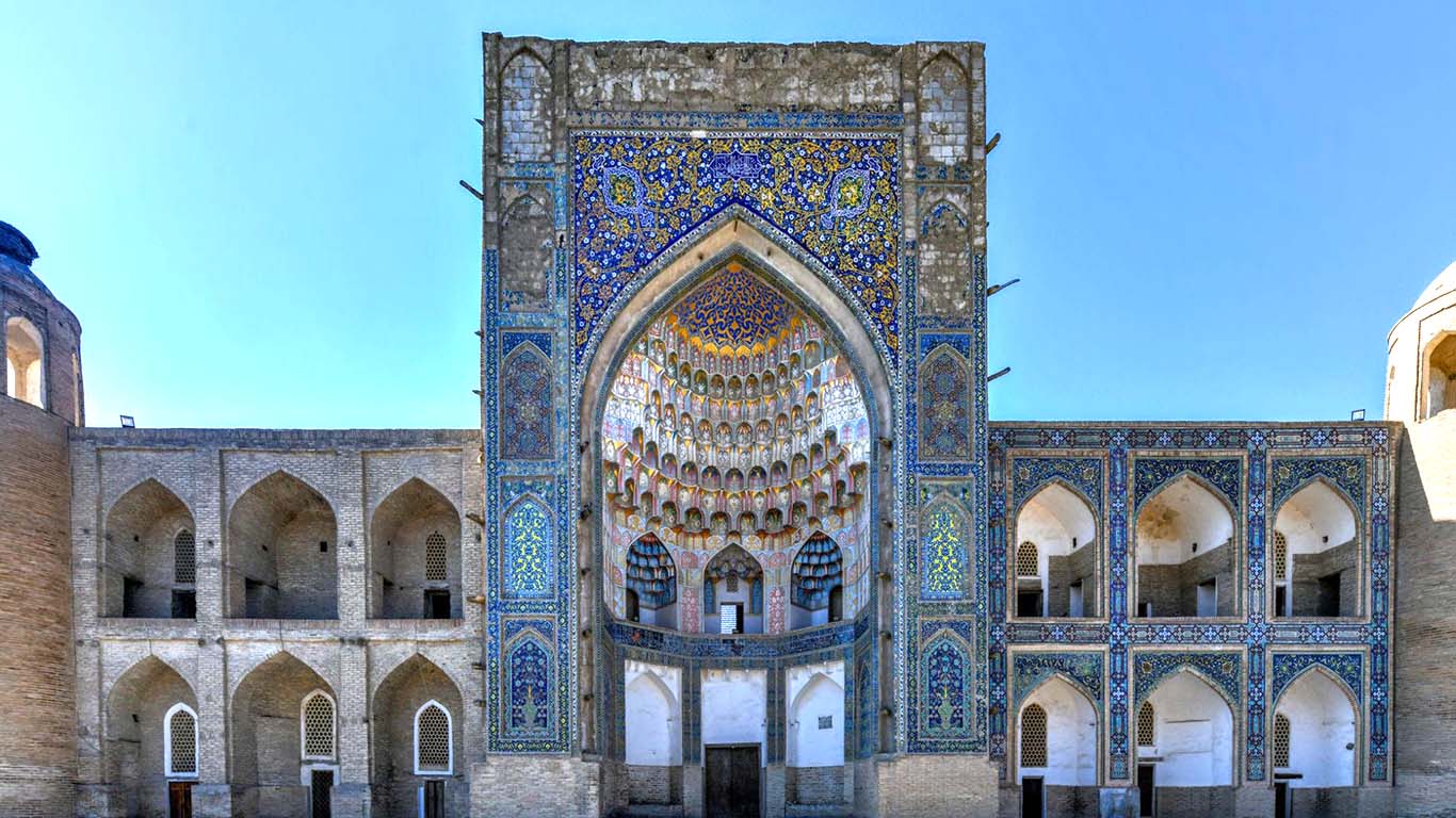مدرسه عبدالعزیزخان در بخش تاریخی شهر بخارا و در نزدیکی مدرسه الغبیگ