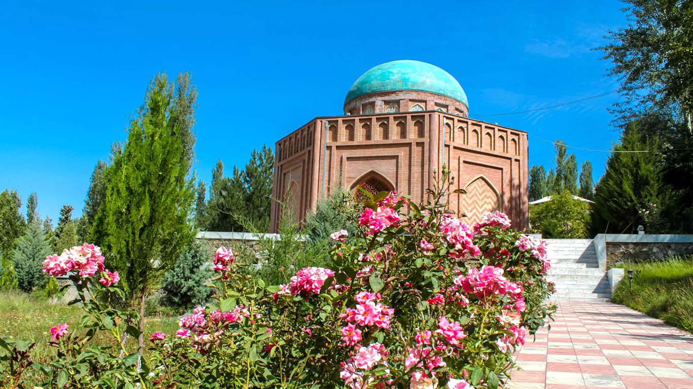 مایی از مقبره پدرشعر فارسی، رودکی سمرقند در روستای پنج رود تاجیکستان