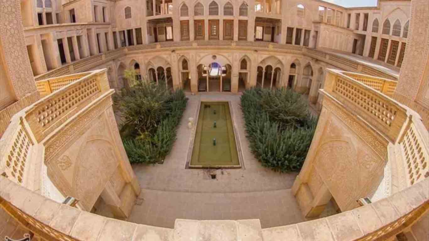 یکی از حیاطهای تاریخی خانه عباسیها در کاشان