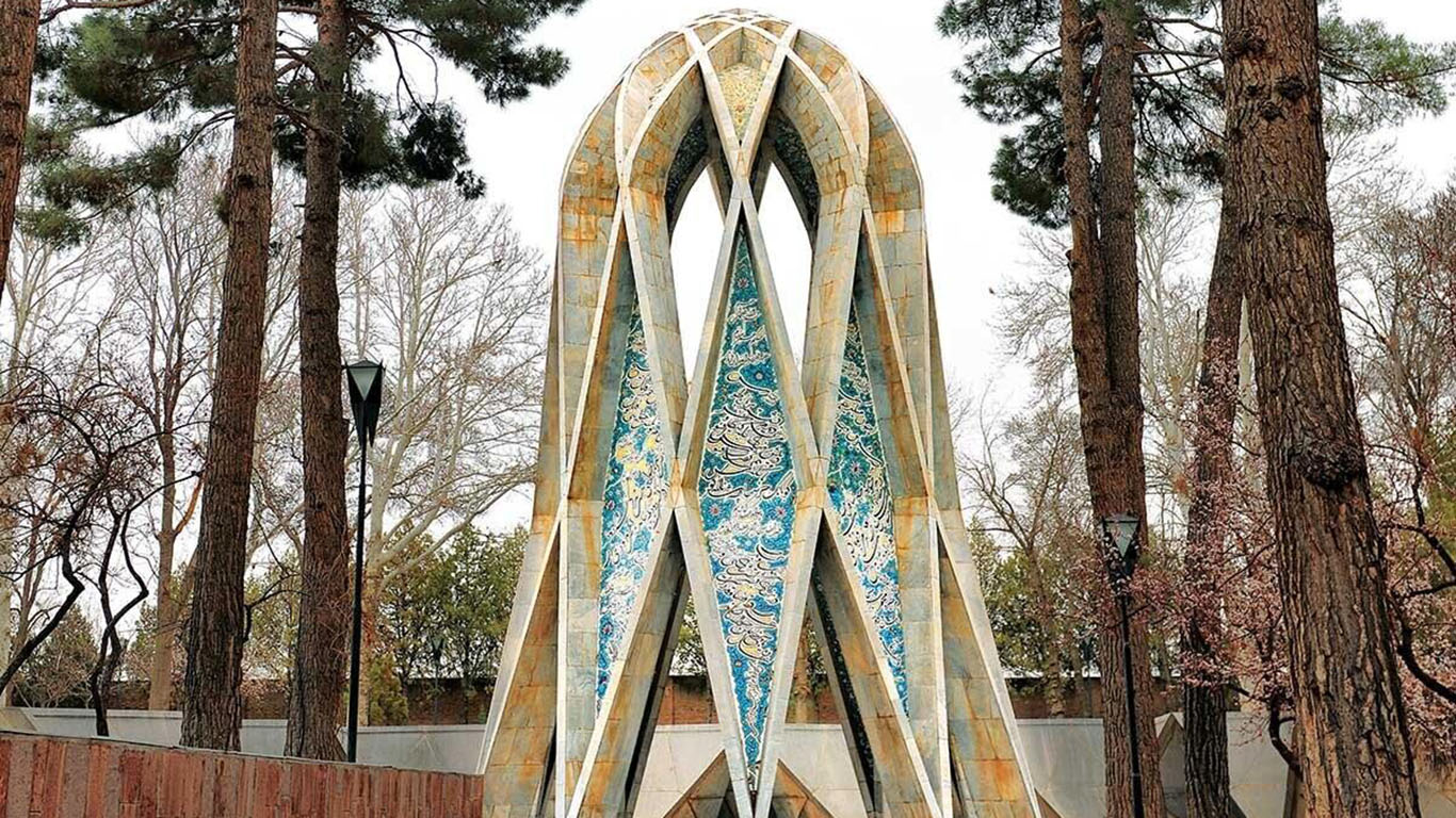 آرمگاه خیام در نزدیکی آرامگاه کمال الملک