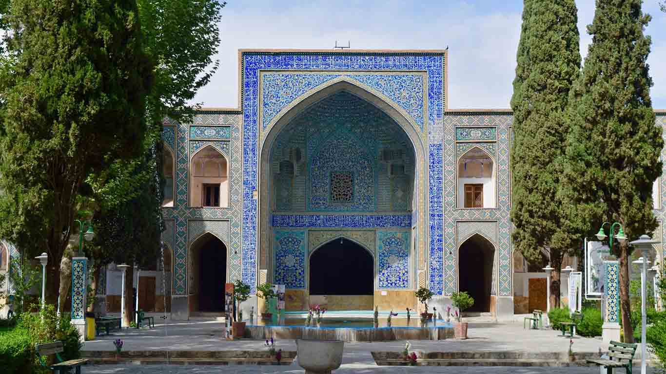 حیاط مرکزی مدرسه چهارباغ اصفهان با حجره‌ها و ایوان‌ها