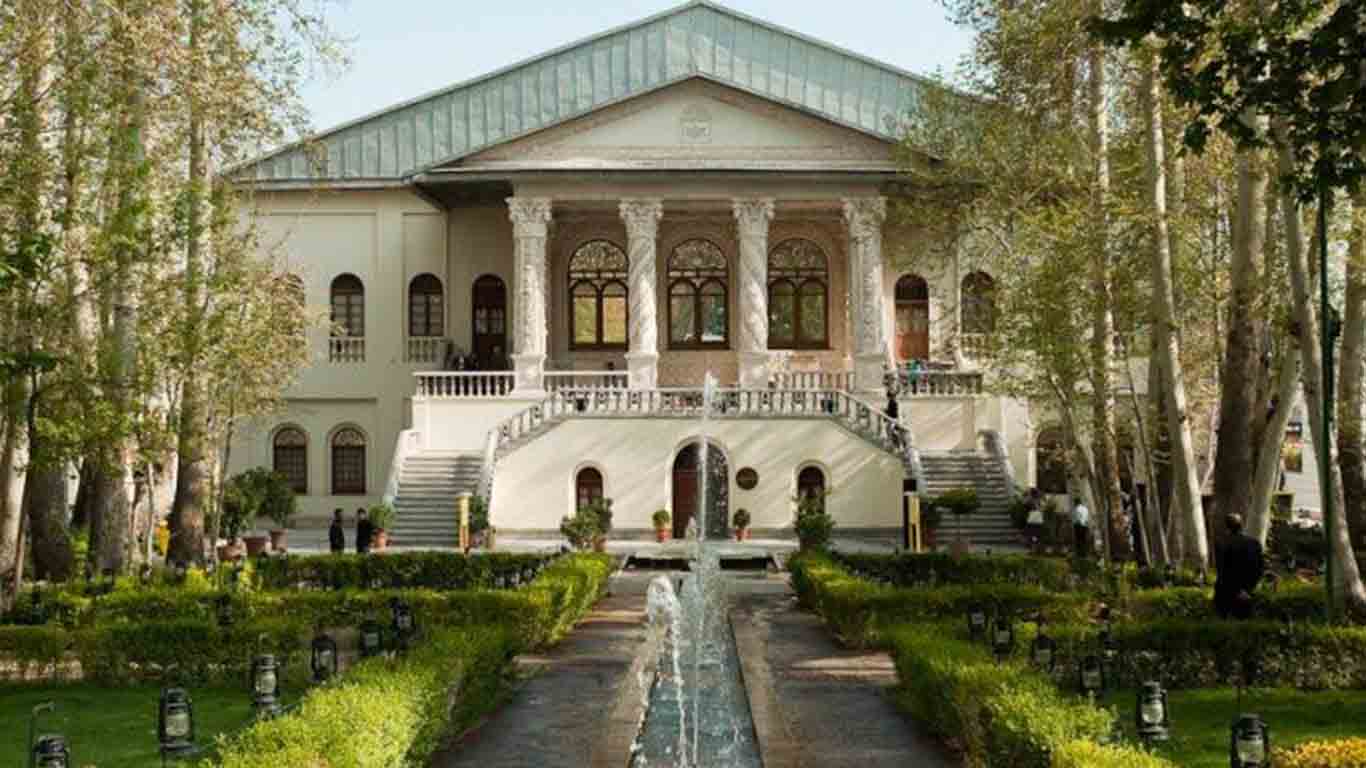 نمای عمارت تاریخی باغ فردوس تهران با معماری قاجاری و فضای سبز باغ