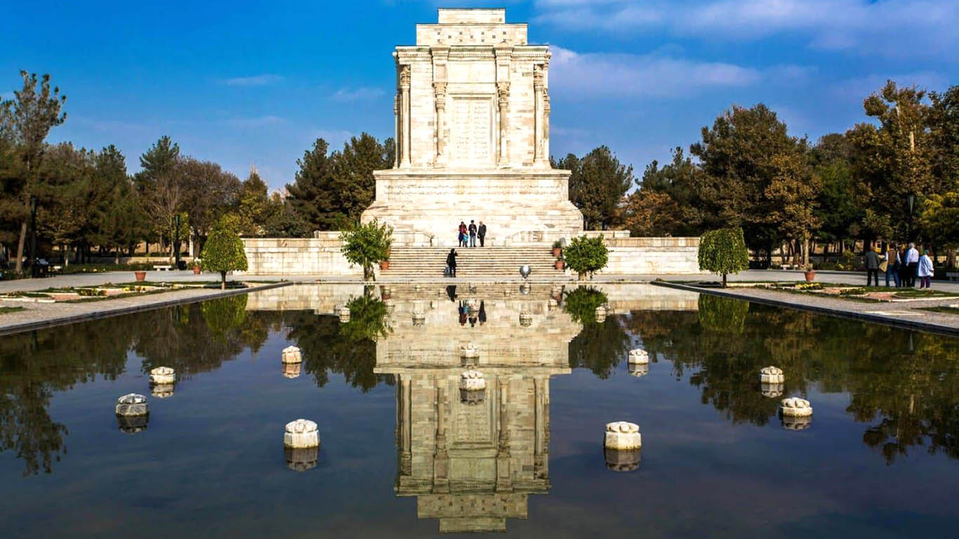 نمایی از باغ آرامگاه فردوسی در توس؛ یادمان حکیم حماسه‌سرای ایران