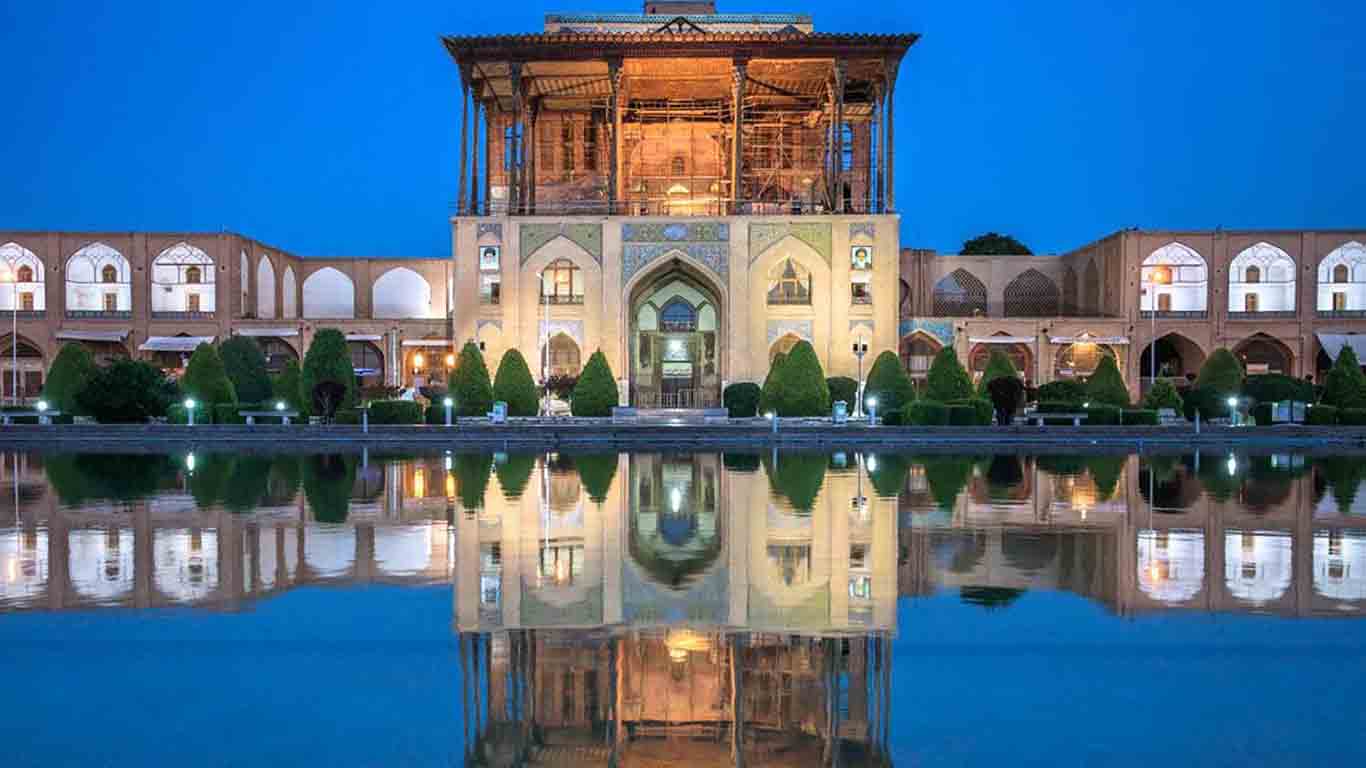 جزئیات تزئینات سقف تالار موسیقی عالی قاپو اصفهان
