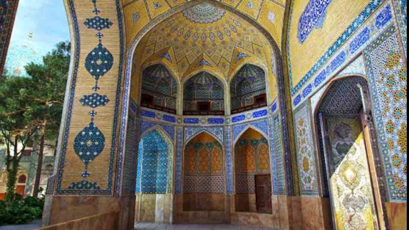 در چوبی تزئین‌شده مدرسه چهارباغ اصفهان