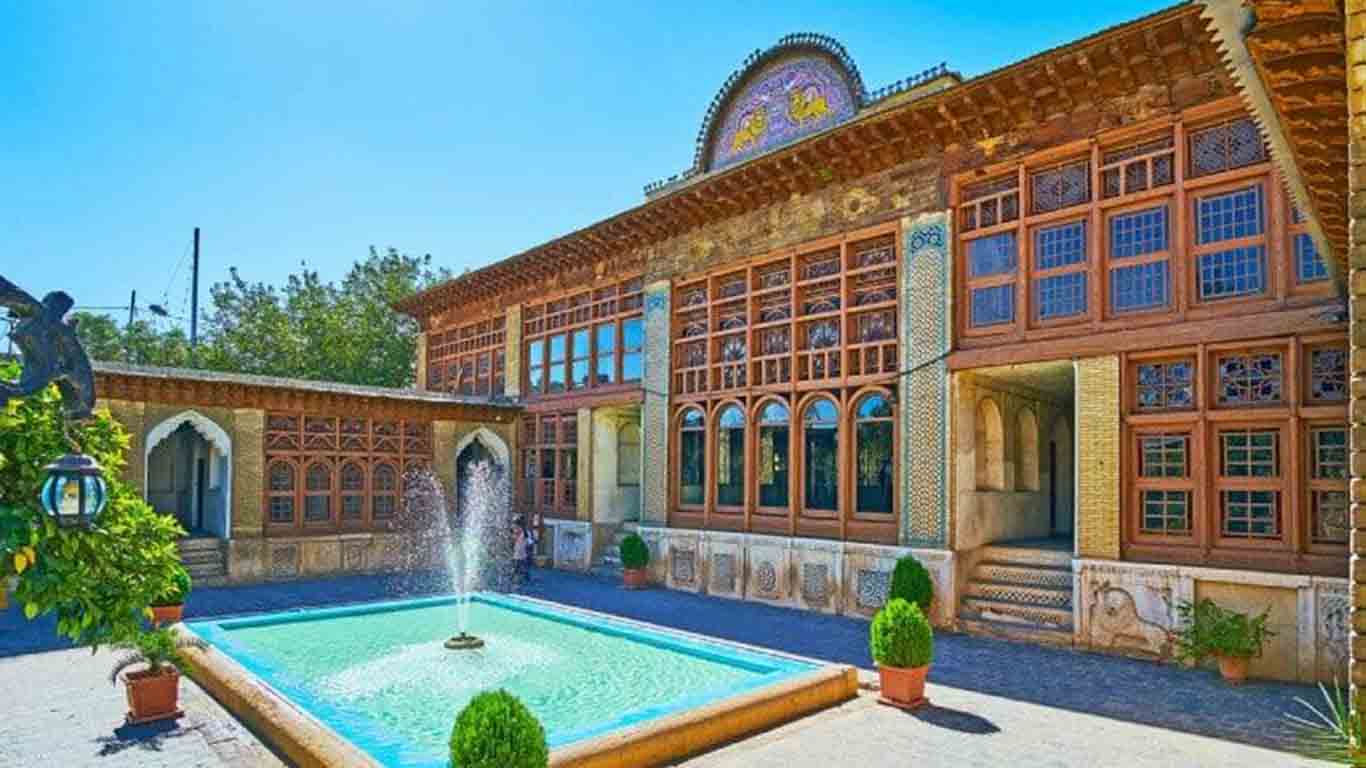حیاط مرکزی خانه زینت‌الملک با حوض فیروزه‌ای