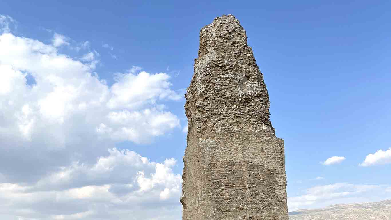 نمای نزدیک منار میلو شهر گور فیروزآباد