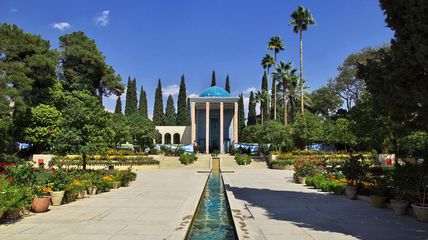 باغ و محوطه آرامگاه سعدی شیراز