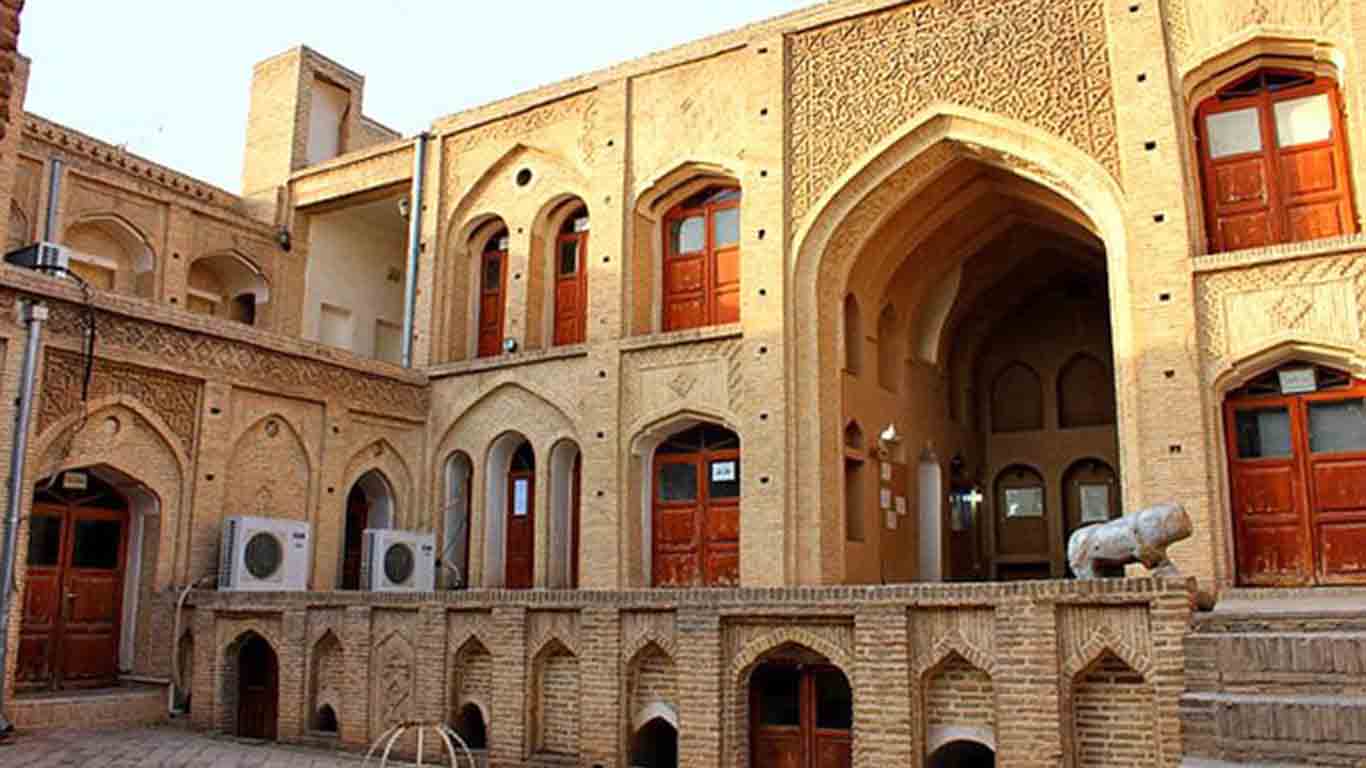 حیاط مرکزی خانه تیزنو دزفول با حوض و باغچه