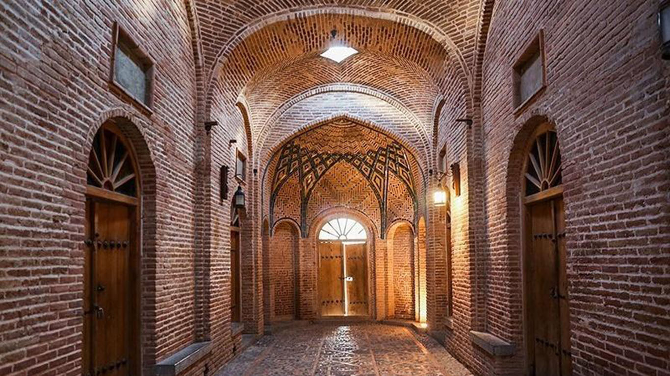 چهارسوق سرای سعدالسلطنه قزوین با گنبد کاشی‌کاری شده