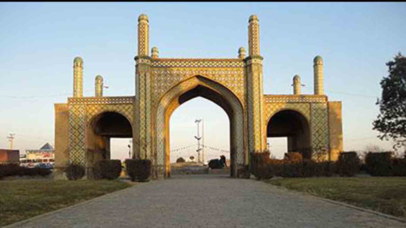 نمای بیرونی دروازه تهران قزوین با کاشی کاری تاریخی