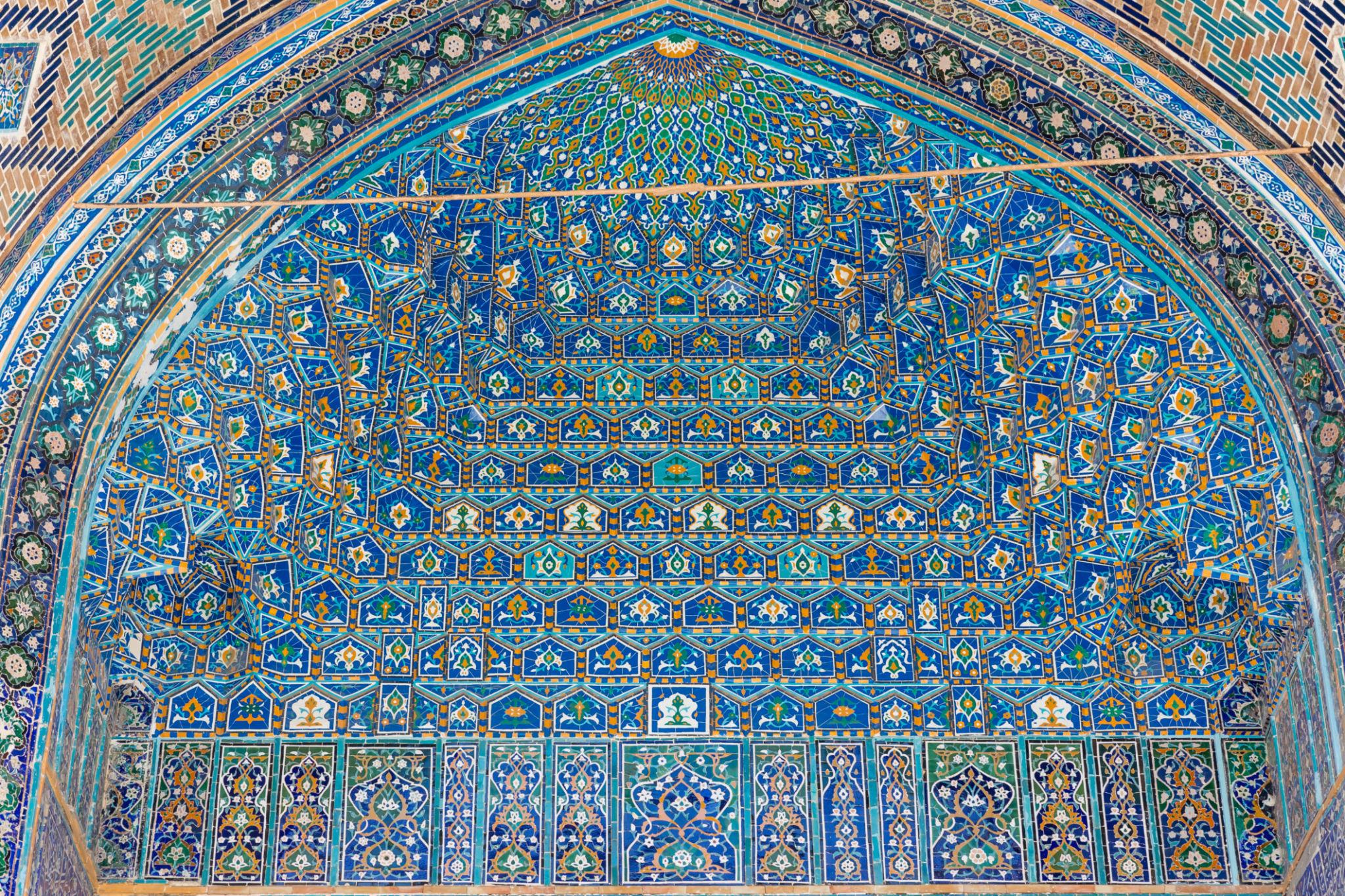 کتیبههای اسلامی و نقوش هندسی در کنار آجرکاری و کاشیهای لعابدار،