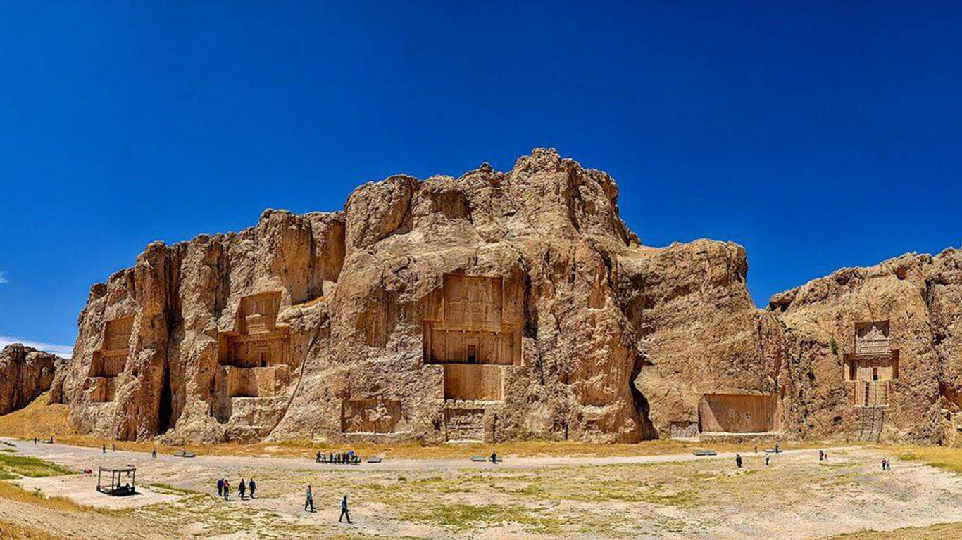 نقش رستم شیراز؛ آرامگاه چهار پادشاه هخامنشی در دل کوه