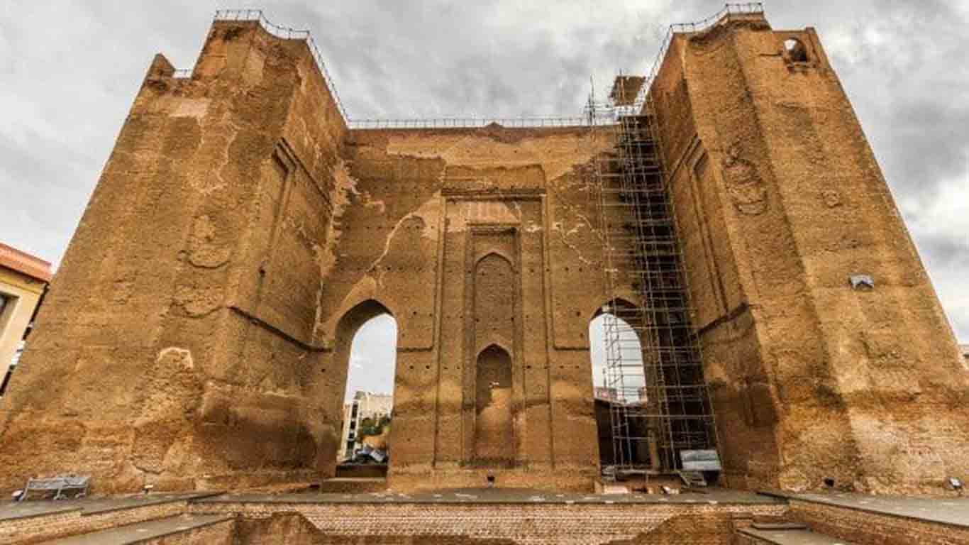 دیوارهای ضخیم آجری و طاق‌های ارگ علیشاه تبریز