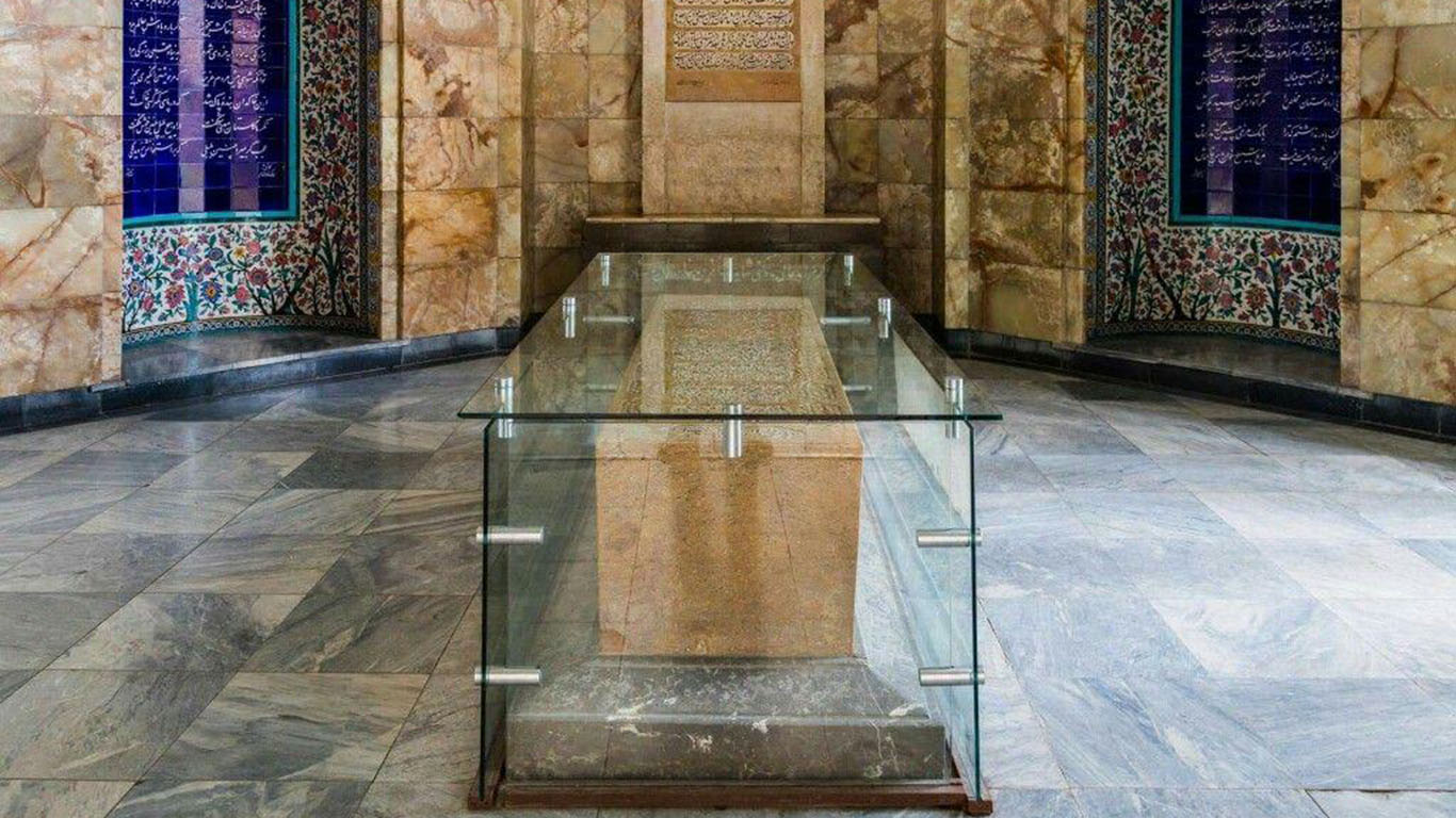 سنگ مزار سعدی در آرامگاه سعدیه