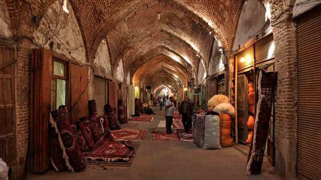 معماری تاریخی بازار اردبیل با طاقها و گنبدهای آجری