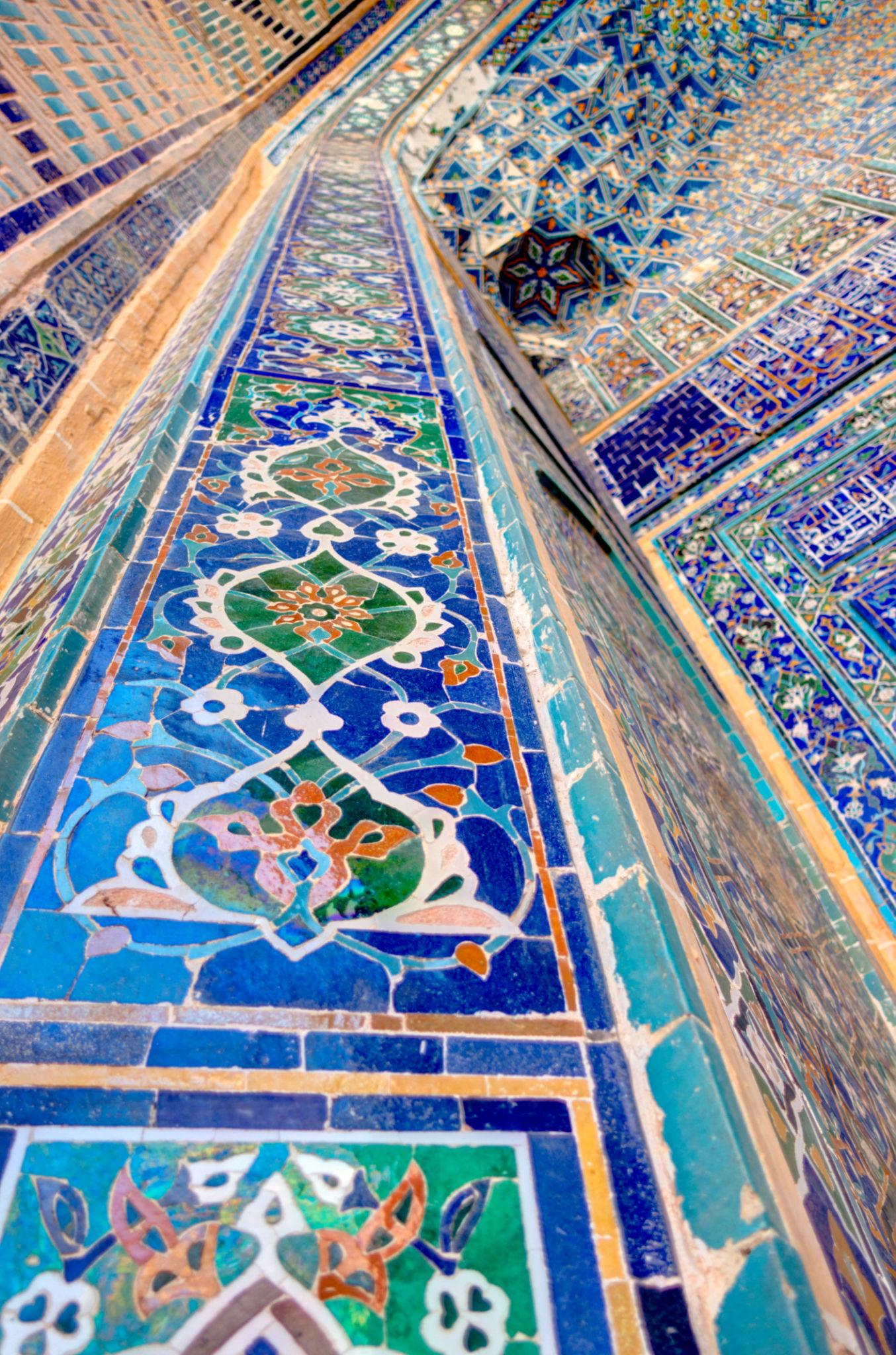 کتیبههای اسلامی و نقوش هندسی در کنار آجرکاری و کاشیهای لعابدار،