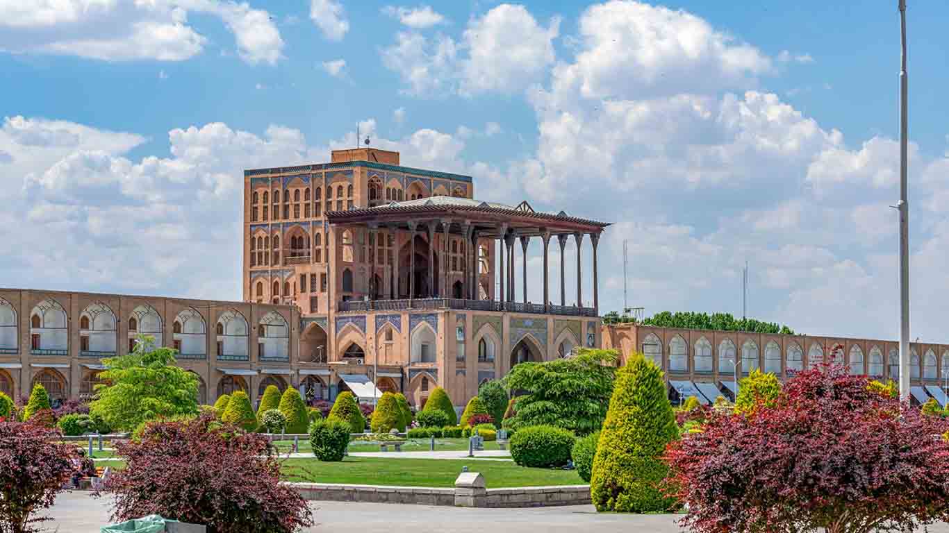نمای کاخ عالی قاپو در ضلع غربی میدان نقش جهان اصفهان