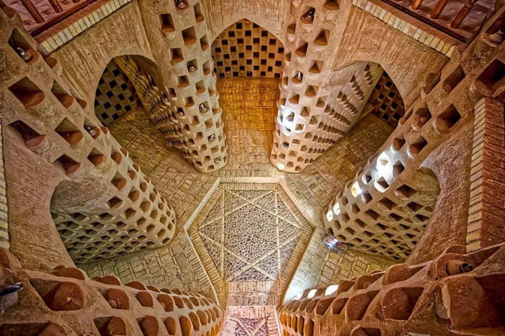نمای داخلی کبوترخانه میبد؛ شاهکار معماری سنتی برای زندگی و کشاورزی