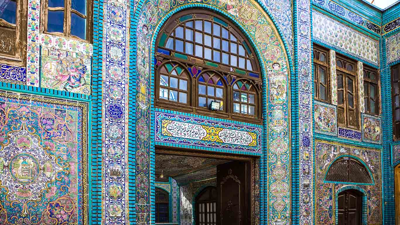ورودی و کاشی‌کاری معماری تکیه معاون‌الملک کرمانشاه