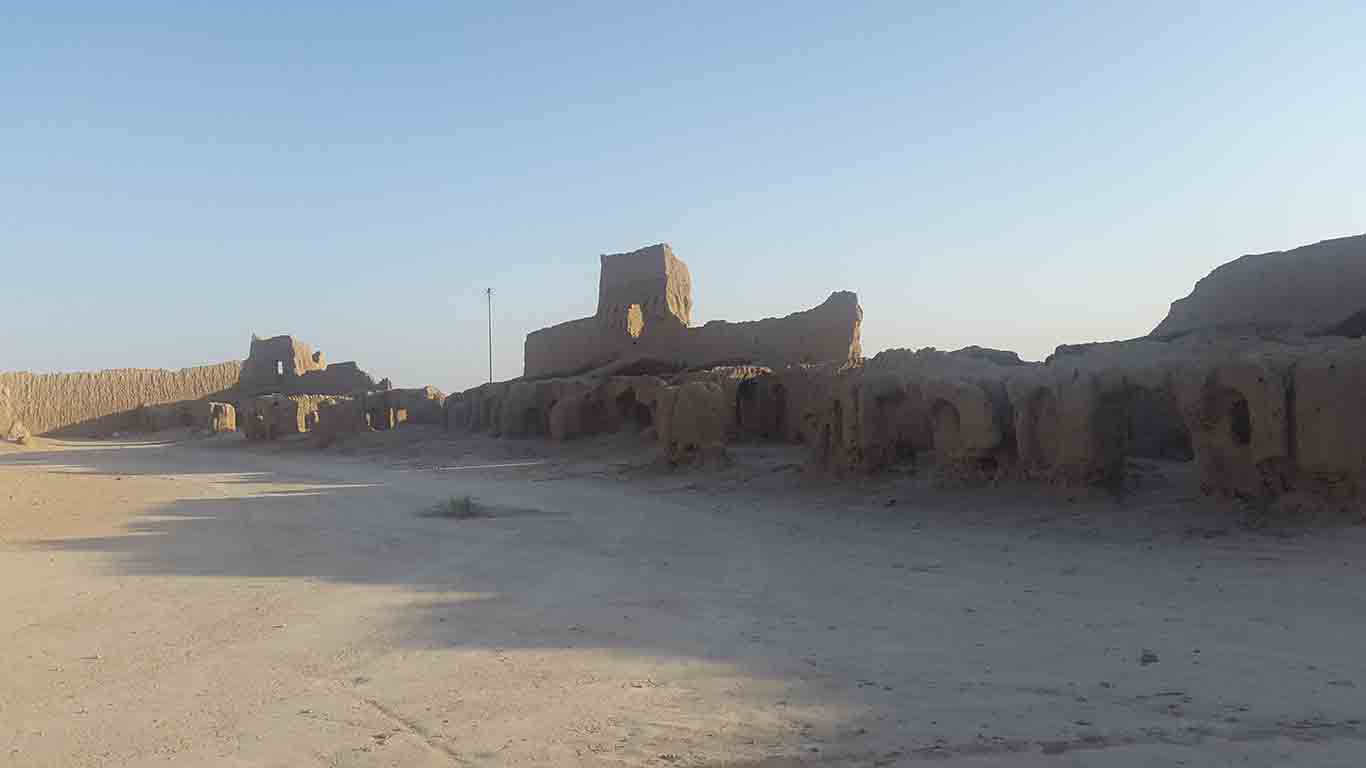 نمای محوطه باستانی تپه حصار دامغان در جنوب شهر