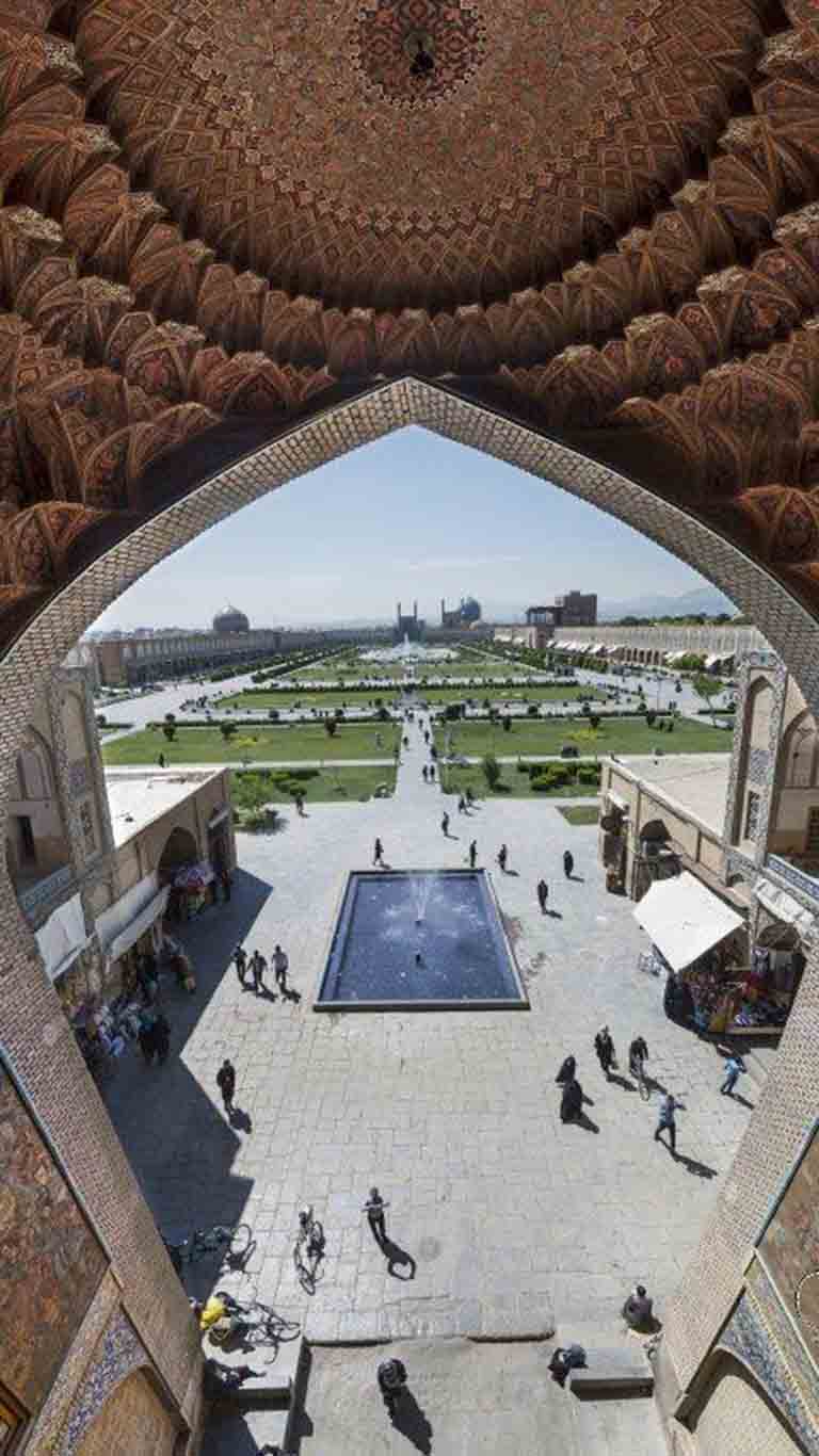 تزئینات بالای سردر بازار قیصریه اصفهان