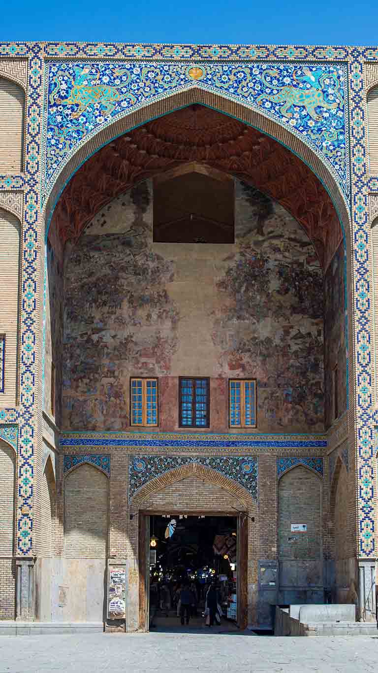 بخش بالایی سردر قیصریه و نقاره‌خانه اصفهان