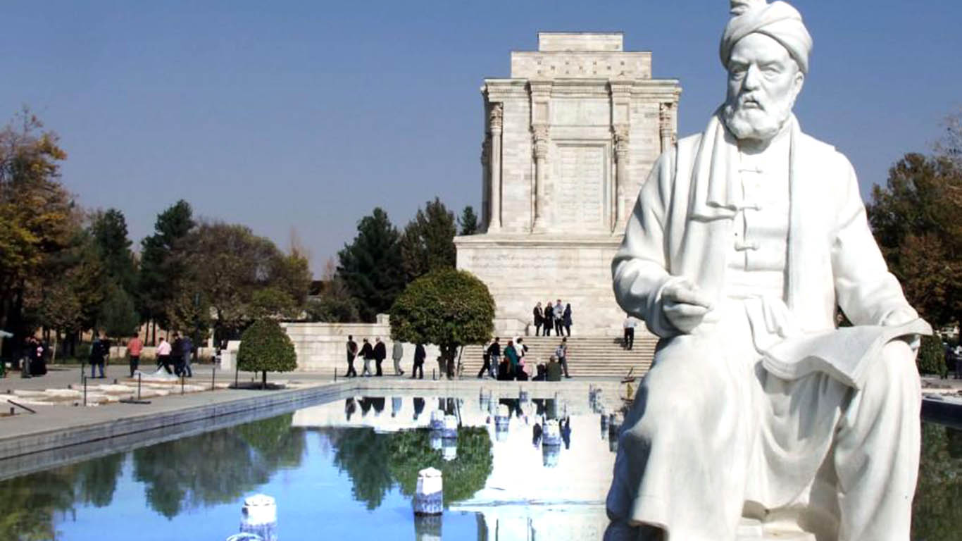 مجسمه فردوسی در آرامگاه فردوسی در توس؛ یادمان حکیم حماسه‌سرای ایران