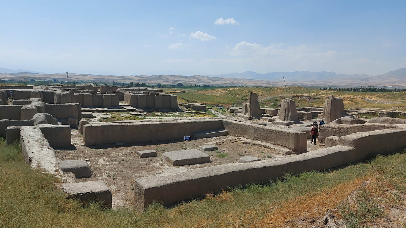 نمای کلی تپه باستانی حسنلو در نزدیکی نقده آذربایجان غربی