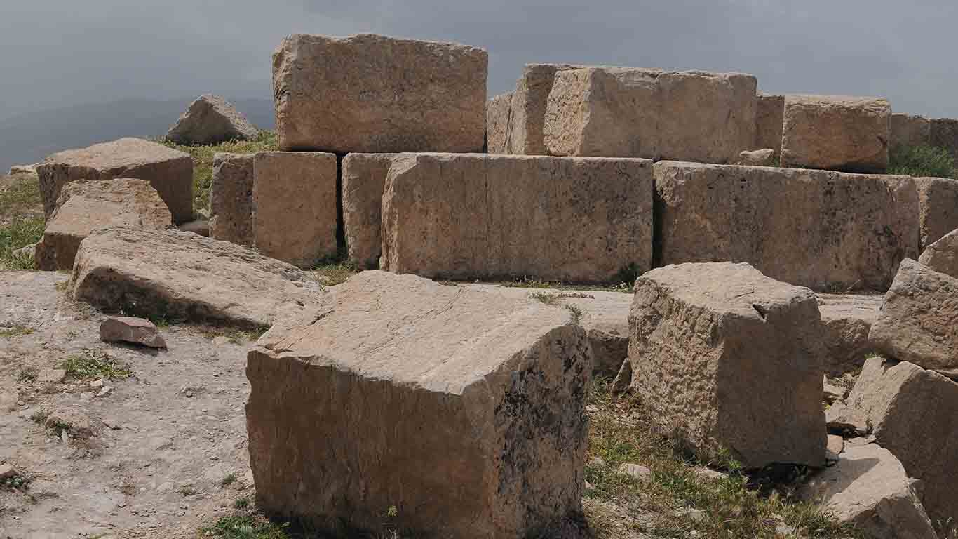 بقایای دیوارها و ساختار شهری شهر باستانی گور فیروزآباد