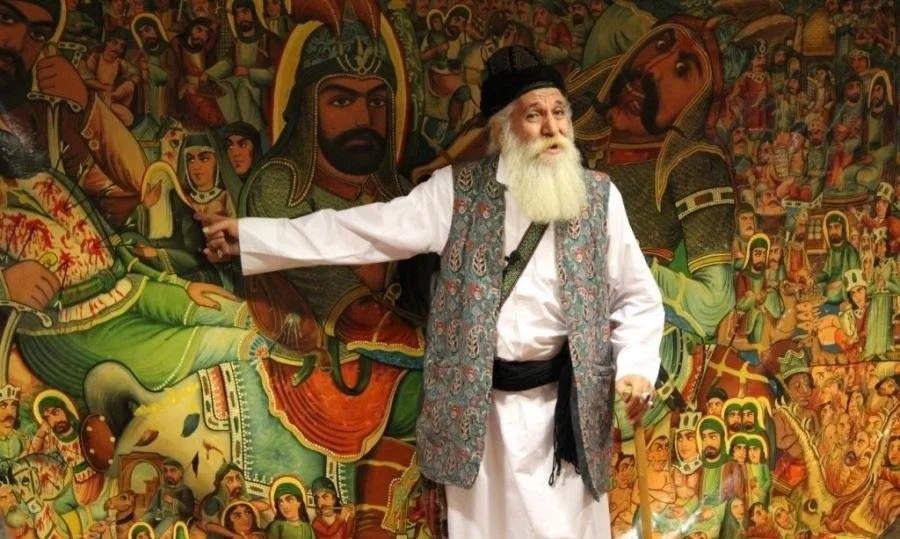 تصویر یک نقال در حال نقالی و خواندن اشعار شاهنامه فردوسی