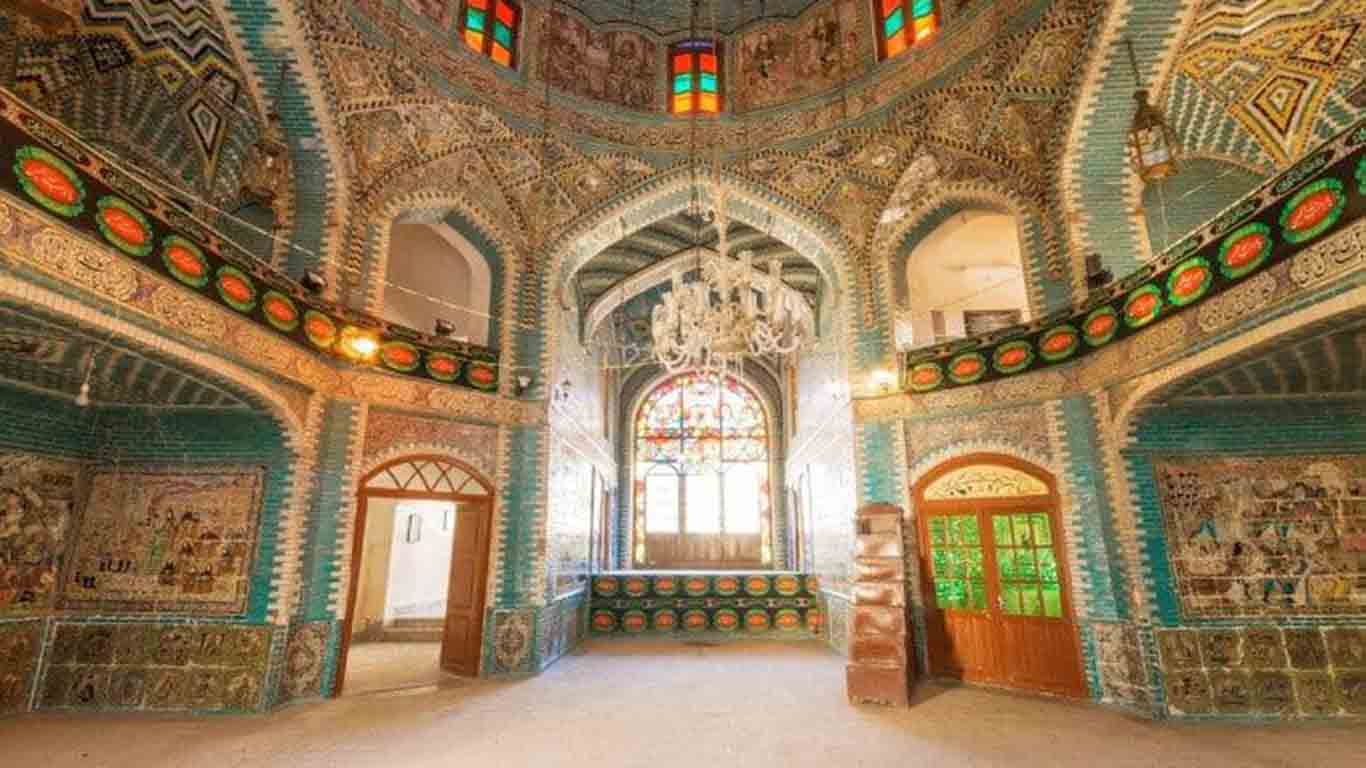 فضای داخلی گنبدخانه تکیه معاون‌الملک کرمانشاه