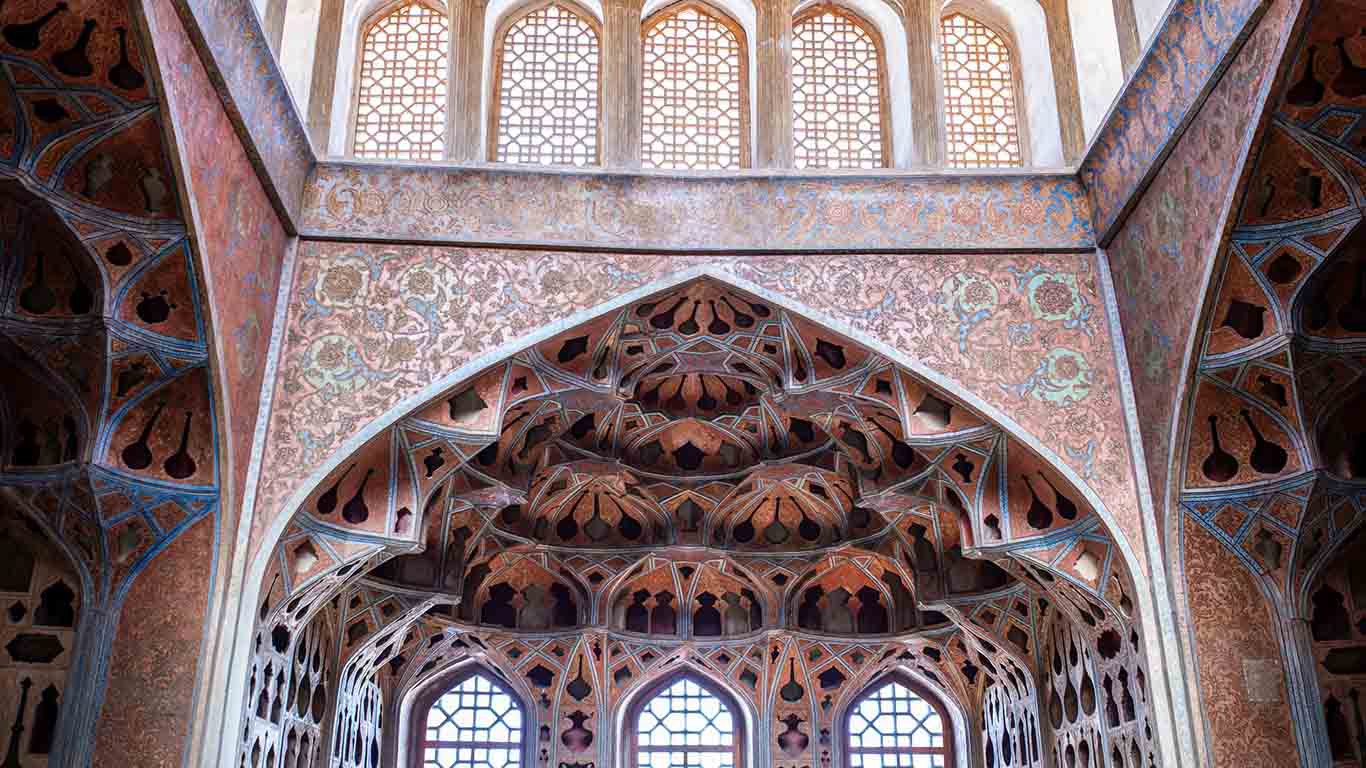 تالار موسیقی کاخ عالی قاپو با تزئینات گچ بری