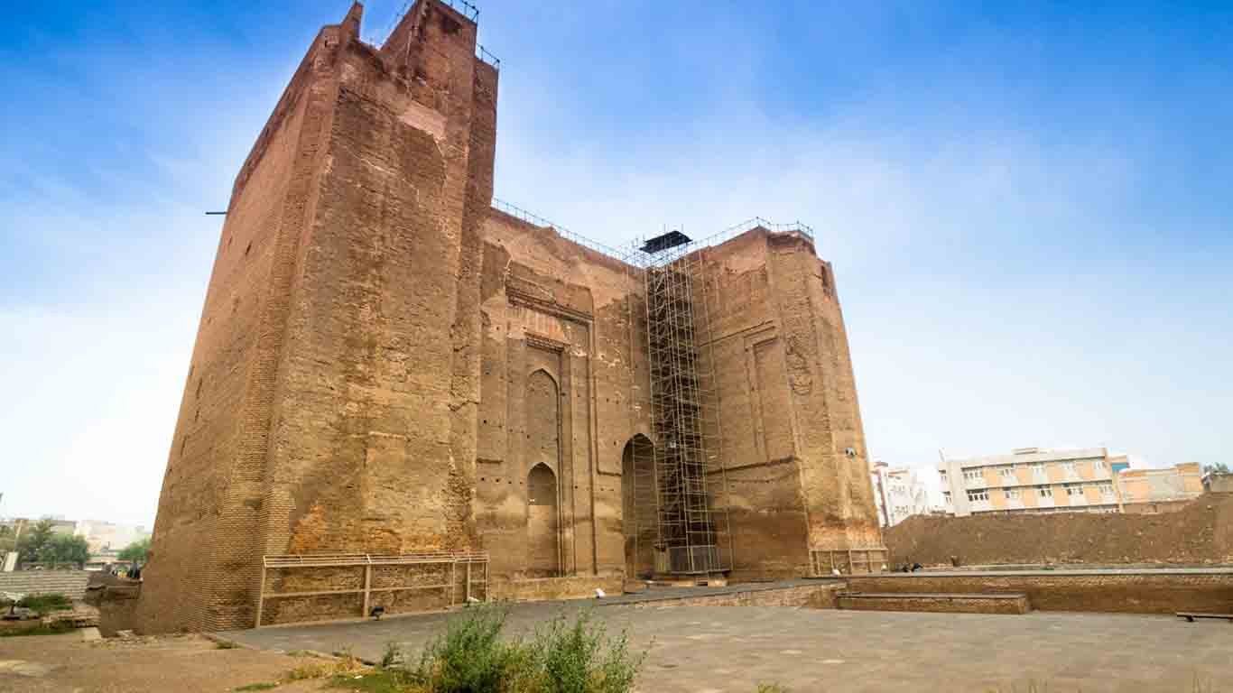 نمای معماری باقی‌مانده از مسجد علیشاه تبریز