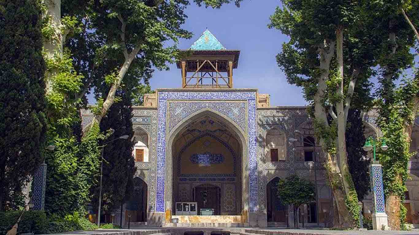 درختان کهنسال و حیاط مدرسه چهارباغ اصفهان