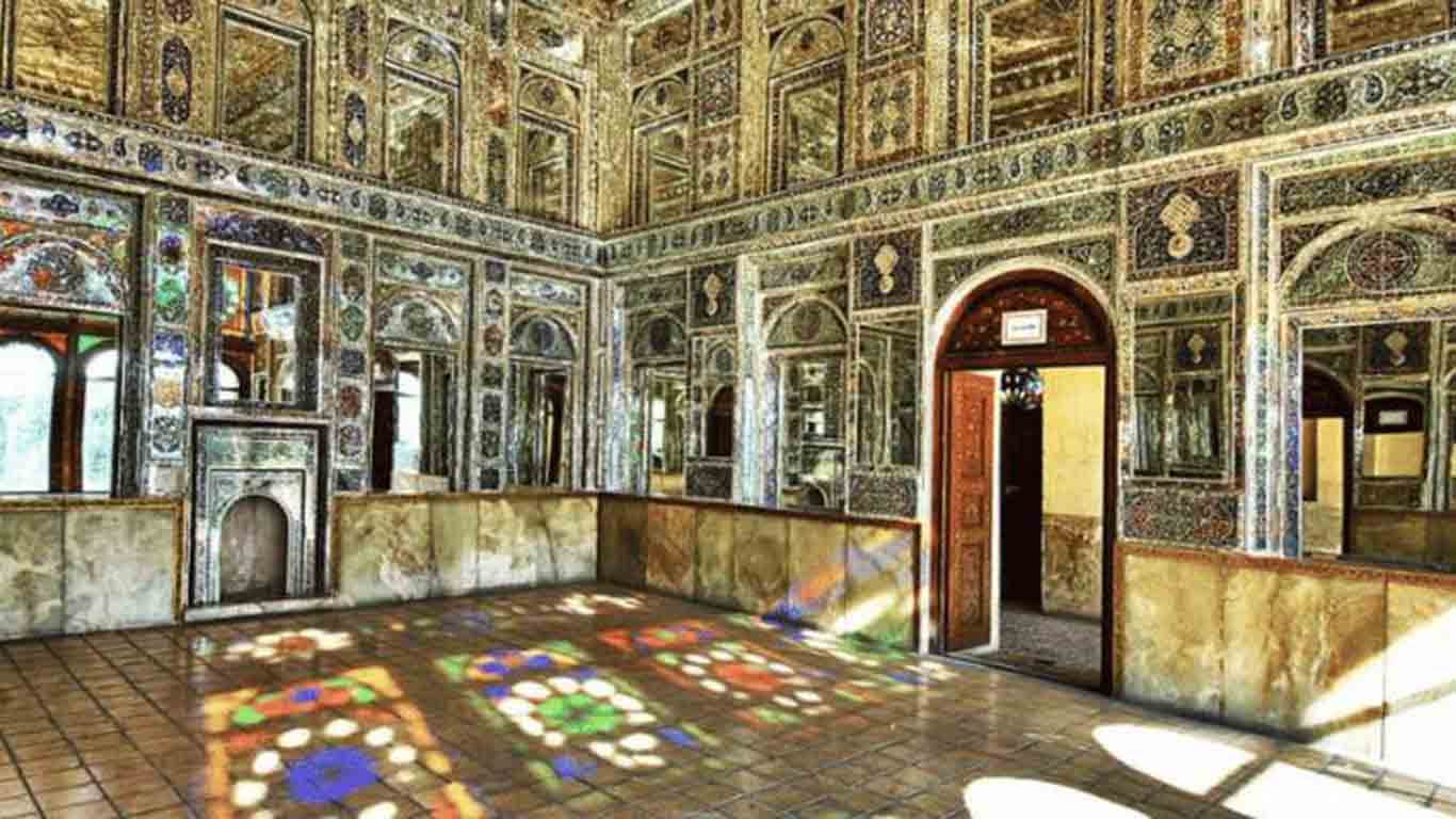 اتاق داخلی خانه زینت‌الملک با پنجره‌های رنگی