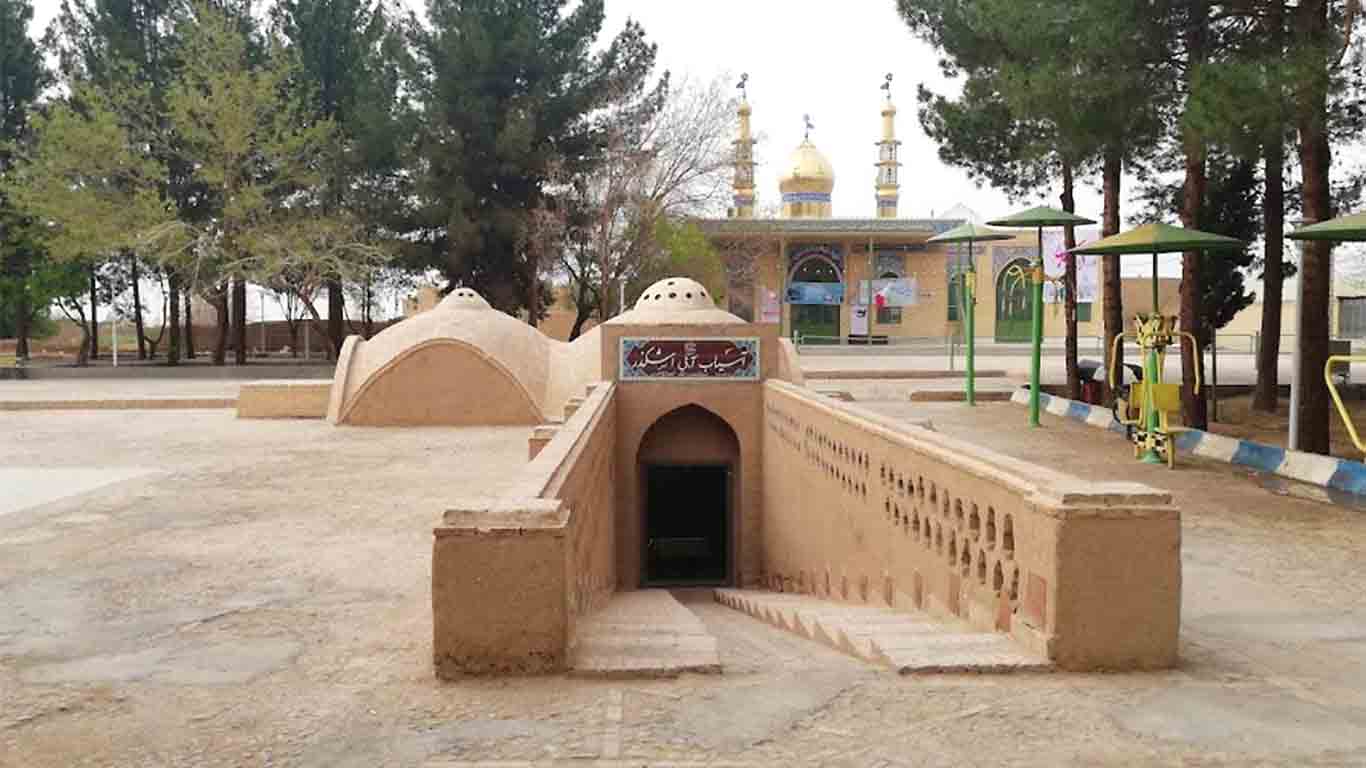 نمای بیرونی و ورودی آسیاب آبی تاریخی اشکذر در محله توده یزد