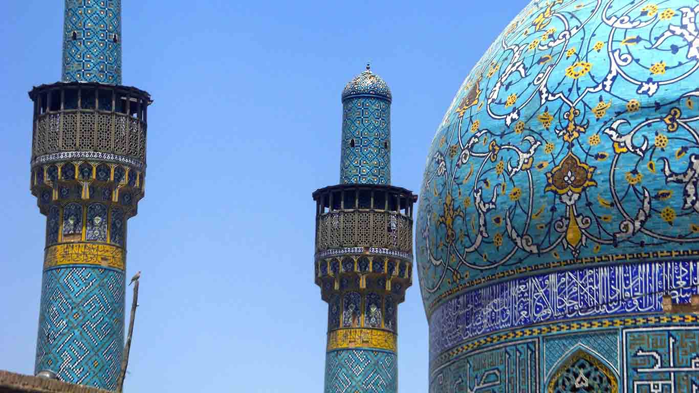 مناره‌های مدرسه چهارباغ اصفهان در کنار گنبد