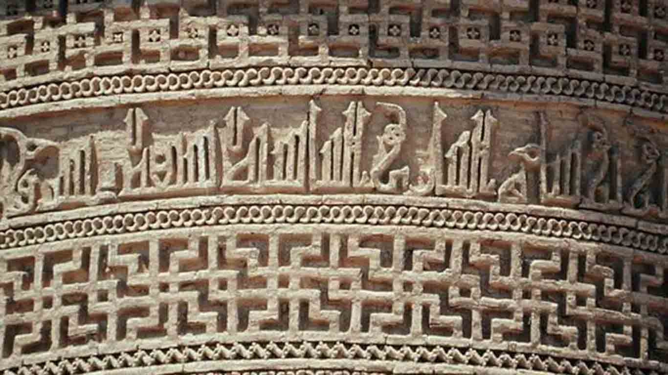کتیبه کوفی داخلی برج پیر علمدار دامغان بر زمینه گچی