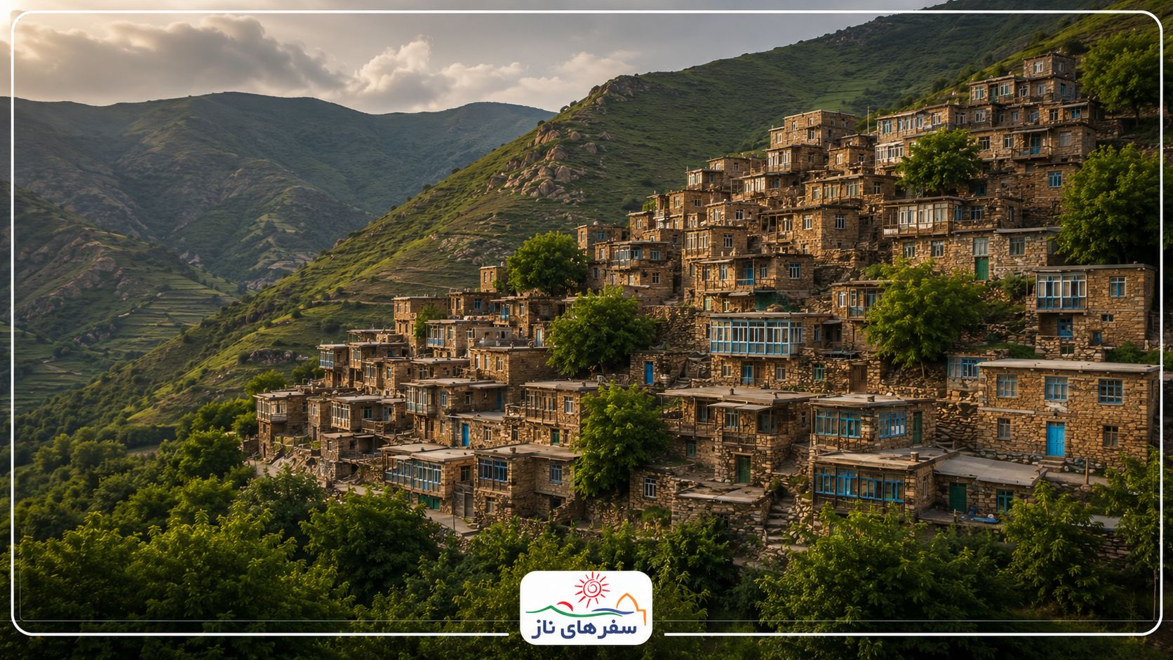 نمایی از روستای کزج در شهرستان خلخال با خانه‌های پلکانی سنگی، طبیعت سرسبز و کوهستان‌های اطراف
