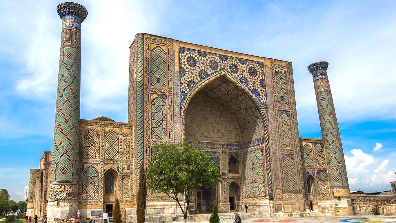نمایی از مدرسه الغ بیک در مجموعه ریگستان شهر سمرقند