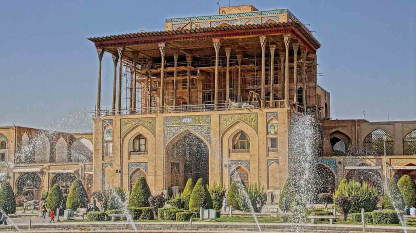 ایوان ستون دار کاخ عالی قاپو رو به میدان نقش جهان اصفهان