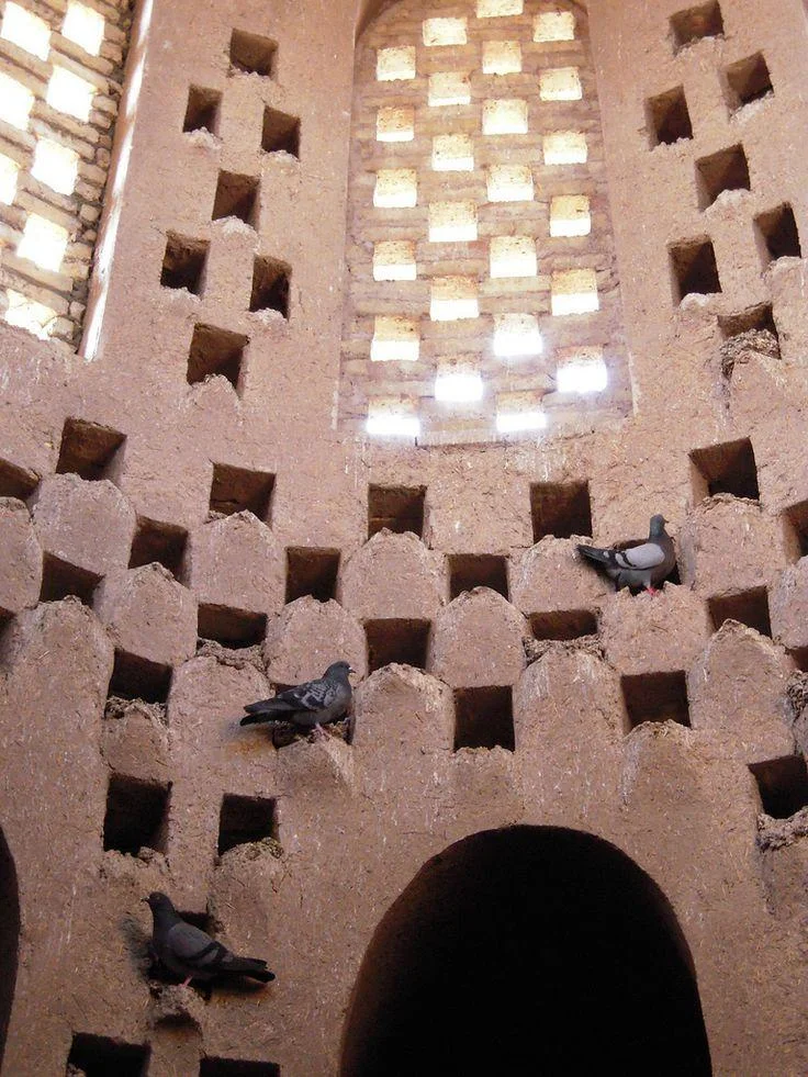 نمای داخلی کبوترخانه میبد؛ شاهکار معماری سنتی برای زندگی و کشاورزی