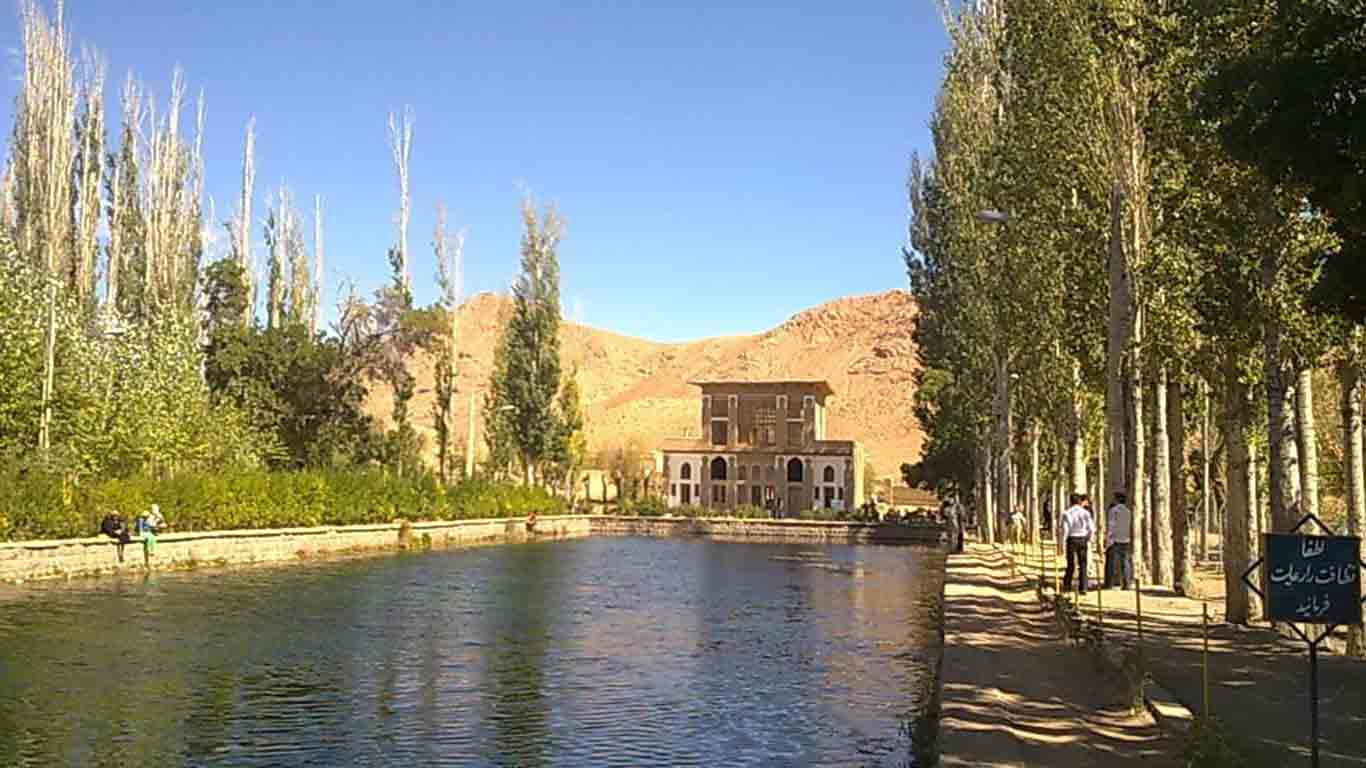 عمارت فتحعلی شاهی چشمه علی دامغان در میان آب