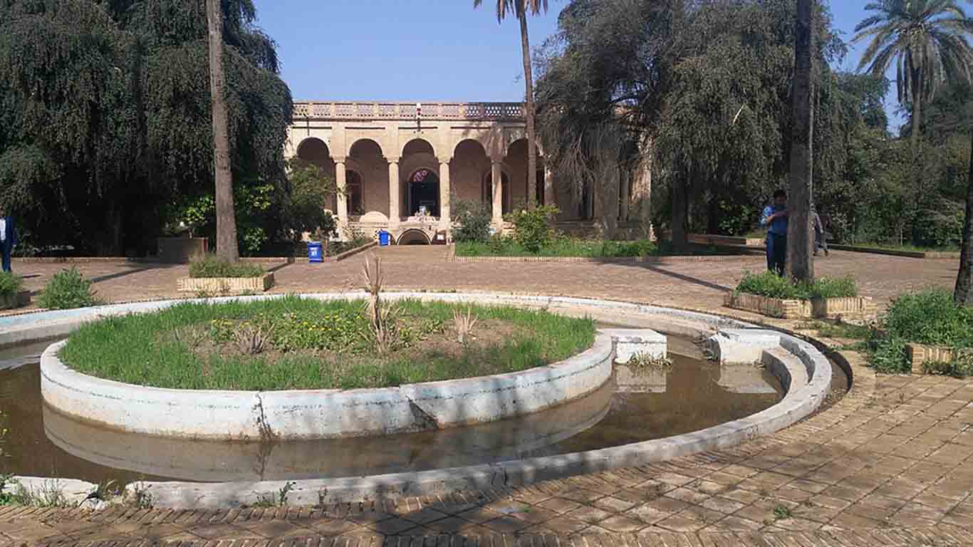 فضای سبز و درختان باغ عمارت صمیمی رامهرمز