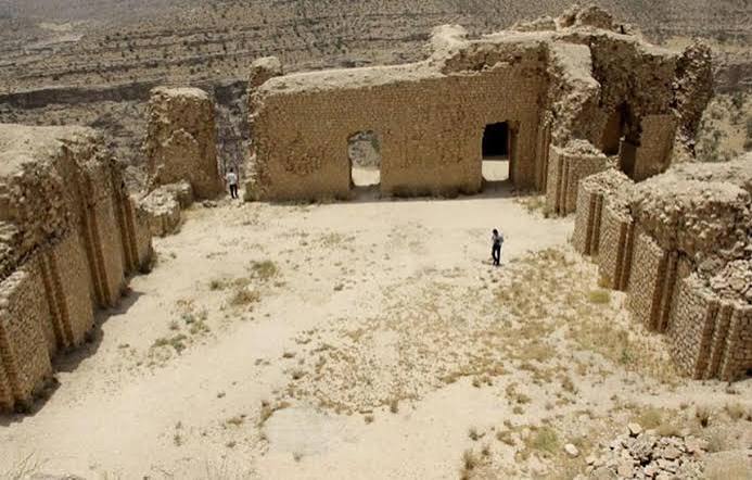 نمای معماری بقایای سازه تخت نشین شهر گور